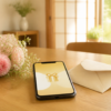 花束とスマートフォン、封筒を並べた敬老の日のデジタルギフトのイメージ