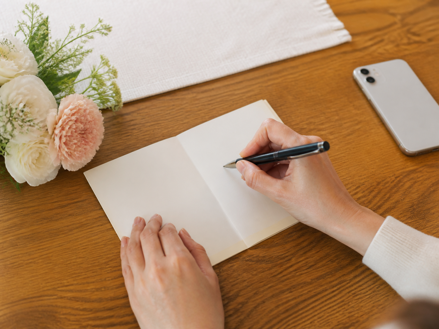 花と手書きのメッセージカードで敬老の日の気持ちを伝える様子